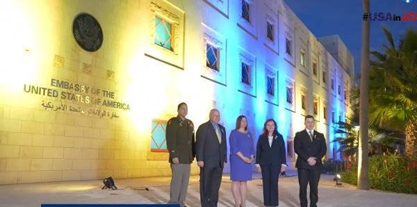 إضاءة السفارة الأمريكية في عمان بألوان العلم الأوكراني