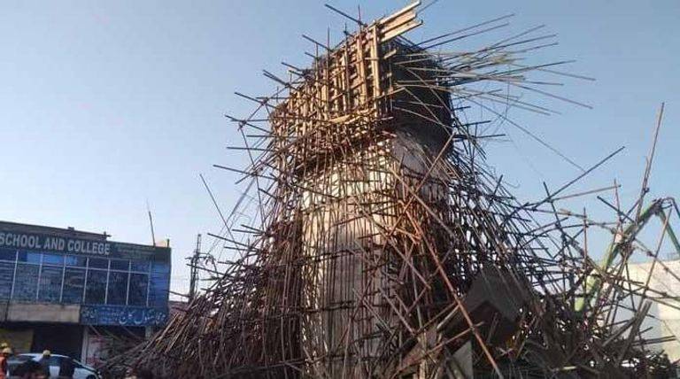 قتيلان إثر انهيار جسر تحت الإنشاء في باكستان