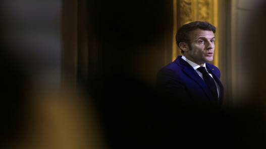 ماكرون يتوجه إلى إفريقيا لمواجهة تراجع النفوذ الفرنسي