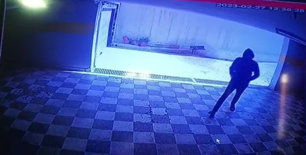 شخص يعتدي على ساعات الكهرباء في بناية بالصويفية