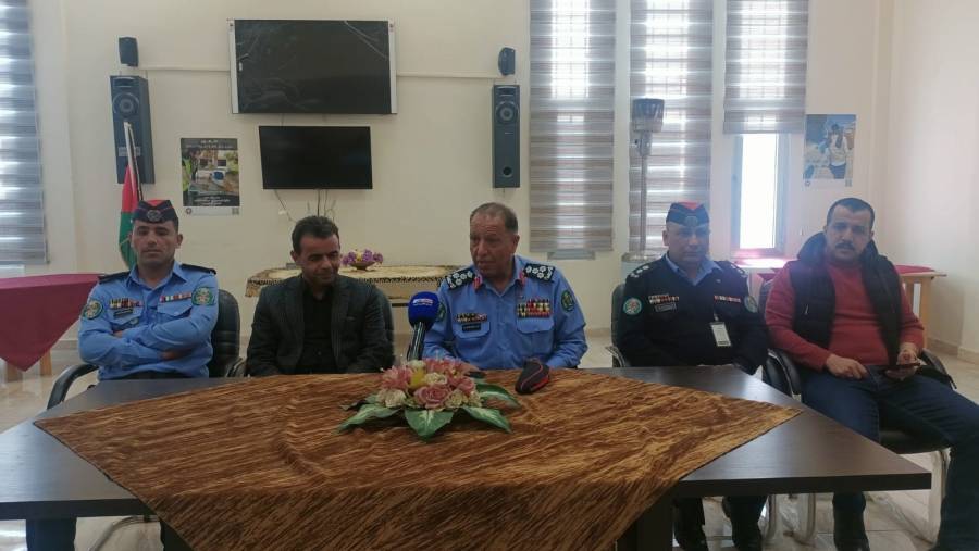 مدير شرطة المفرق العميد عمر الكساسبة يحاضر في مركز شابات المفرق