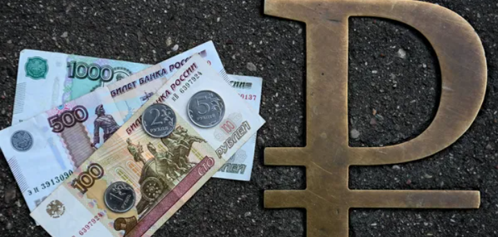 بسبب العقوبات.. عملة روسيا تتراجع بعد انتهاء فترة سداد ضريبي