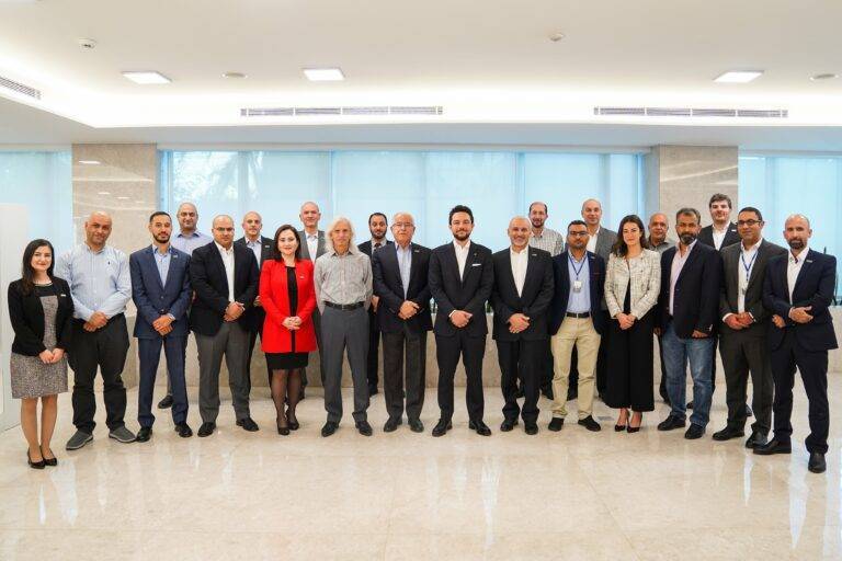 ولي العهد يطلع على خدمات شركة متخصصة في الحلول المالية...صور