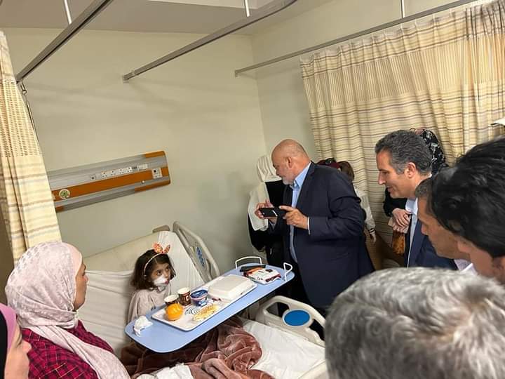 إثر إصابةِ طالبتين، الفايز يزورهن للاطمئنان عليهن.