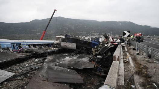 مقتل 38 شخصاً في تصادم قطارين باليونان واستقالة وزير النقل