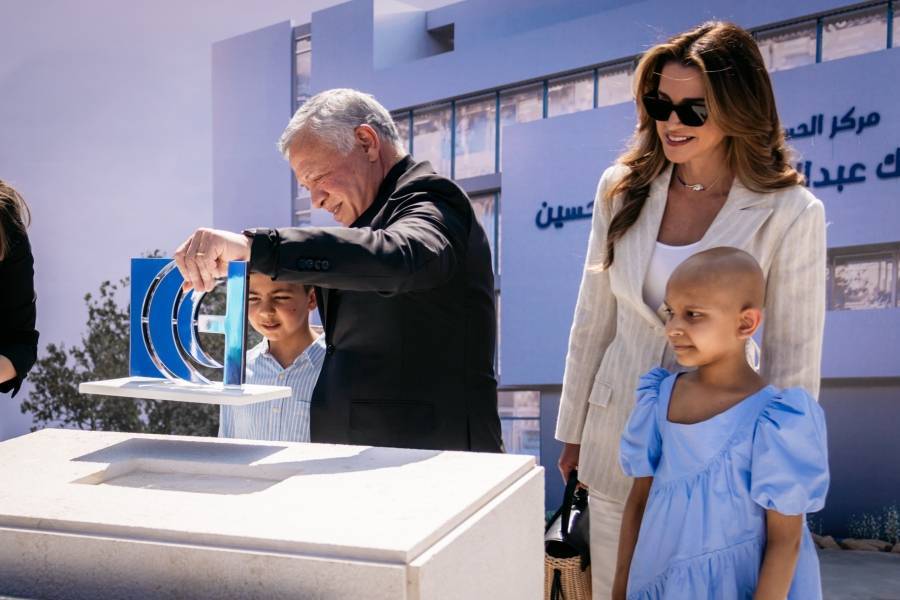الملك يضع حجر الأساس لمشروع مركز الحسين للسرطان بالعقبة...صور