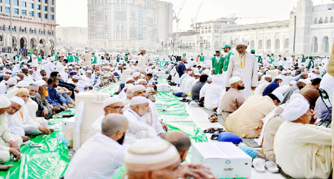 السعودية ..فحص التمور داخل المسجد الحرام