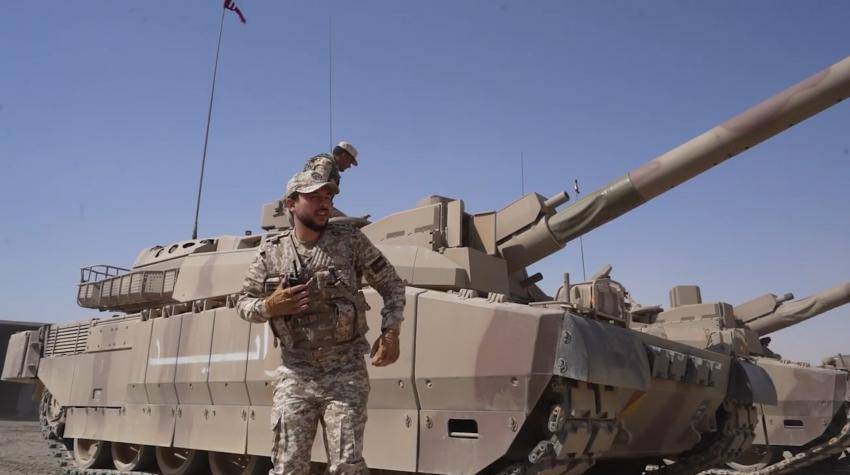 ولي العهد يشارك في مسير تعبوي نفذته كتيبة المدرعات2  صور وفيديو