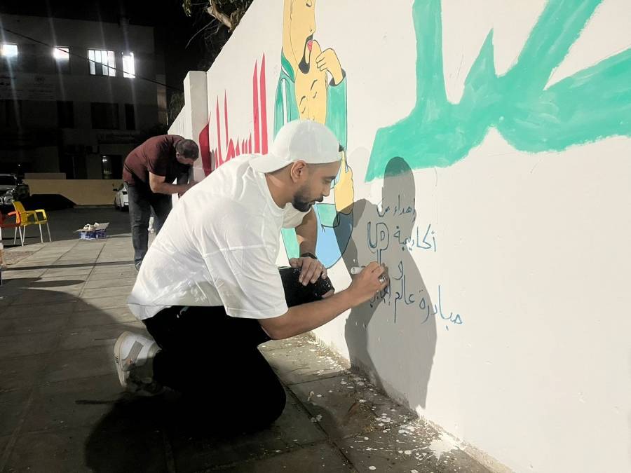 مبادر عالم ايجابي يزين مبنى جمعية العناية بمرضى السرطان في العقبة...صور