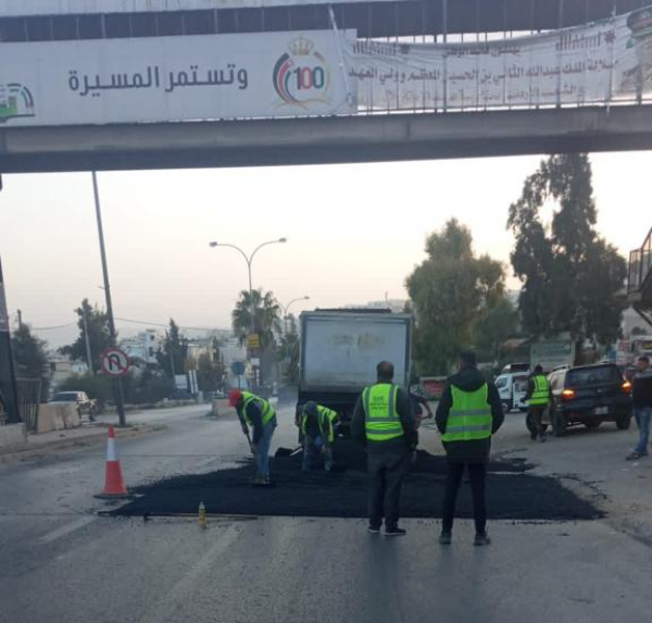 الأشغال تنفذ مطبات نموذجية قبل فتحات الالتفاف على طريق نزول صافوط