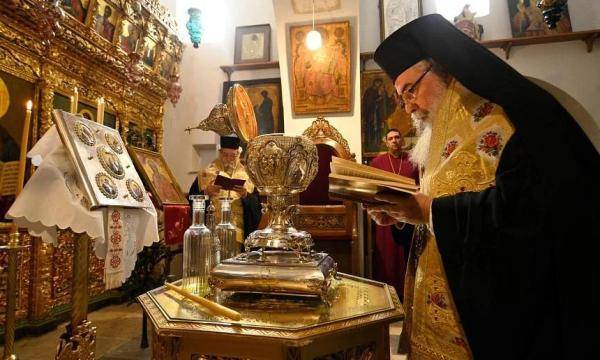 زيت مقدس لتتويج الملك تشارلز وكاميلا