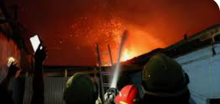 17 قتيلا و42 مصابا بحريق مستودع وقود في إندونيسيا