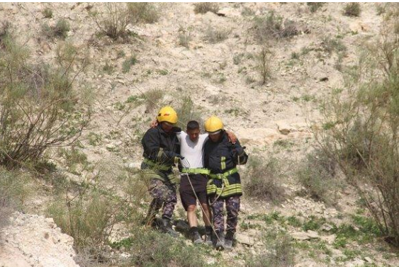 إنقاذ شخصين علقا أسفل مقطع صخري في معان