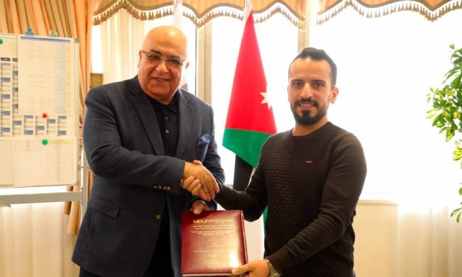 الإعلامي محمد القرعان يهدي رسالته الماجستير للهيئة المستقلة للانتخاب