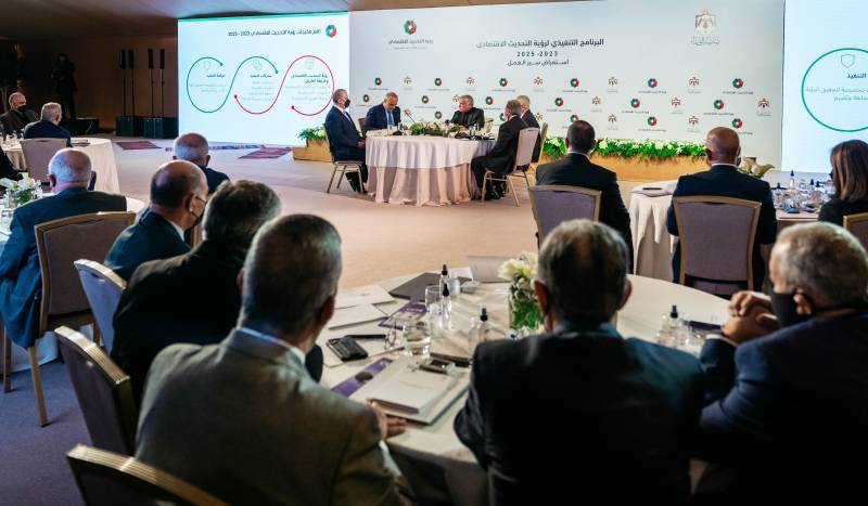 الملك يوجه الحكومة للالتزام بالجداول الزمنية لتنفيذ خطط التحديث الاقتصادي