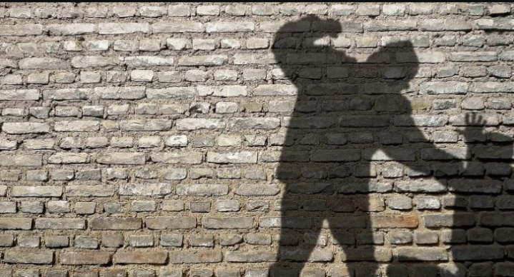 أمام القضاء.. شخص هدد مالك بقالة في عمّان بـتلبيسه قضية