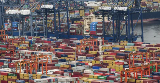 تراجع الطلب العالمي يهبط بالصادرات الصينية في يناير وفبراير