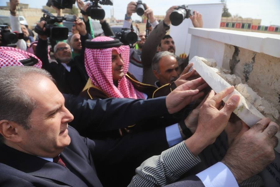 الهواري والسفير القطري يضعان حجر الأساس لمشروع تطوير مركز صحي الحمراء