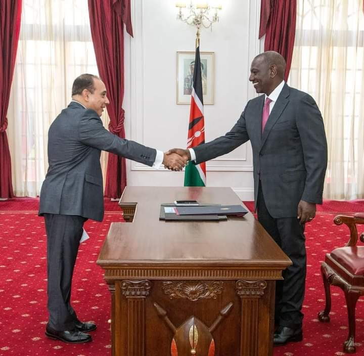 السفير المصري لدى كينيا يقدم أوراق اعتماده