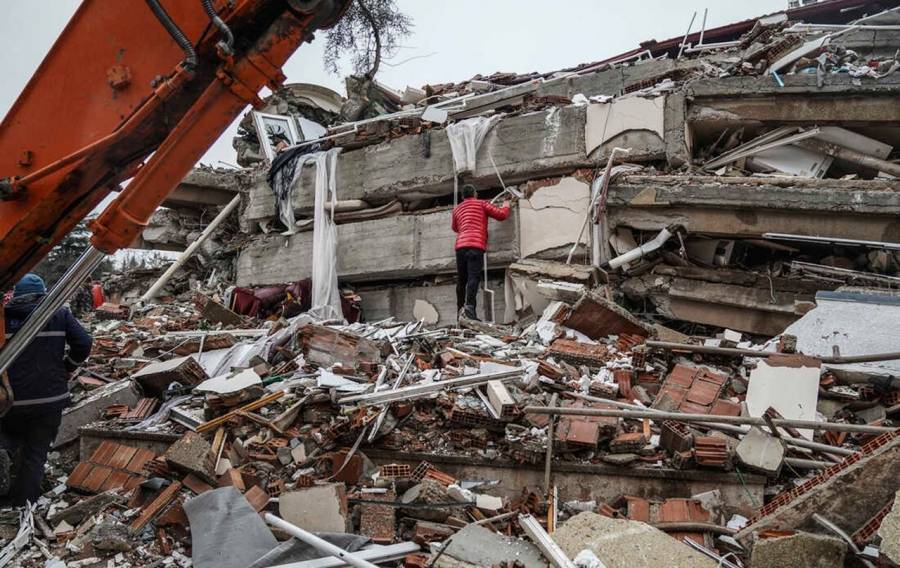 ناجون من زلزال تركيا يعودون لنبش الأنقاض بحثاً عن الذهب والمدخرات