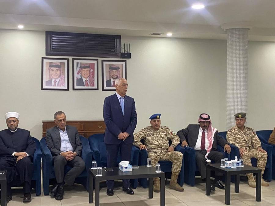 مندوبا عن الملك .. رئيس الديوان الملكي يعزي عشيرة السكارنه...صور