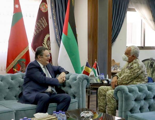 رئيس هيئة الأركان يستقبل السفير الروماني