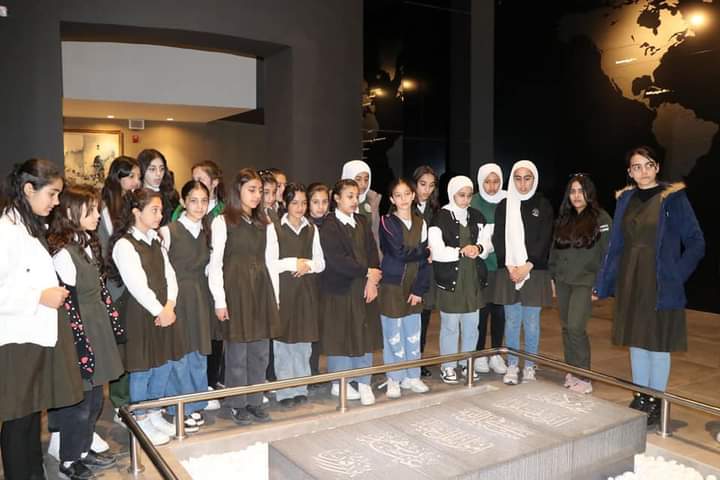 وفد طلابي من مدرسه الحسين الأساسيه للبنات يزور صرح الشهيد