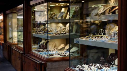 الذهب يصعد مع انخفاض الدولار وتصريحات المركزي الأميركي تحد من المكاسب