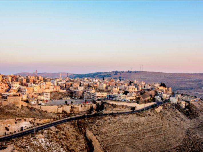 الكرك: سيدات يطالبن بتوفير مشاريع اقتصادية تناسب طبيعة عمل المرأة