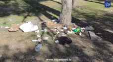 أكوام نفايات خلفها مرتادو متنزهي غمدان وعمان دون وازع
