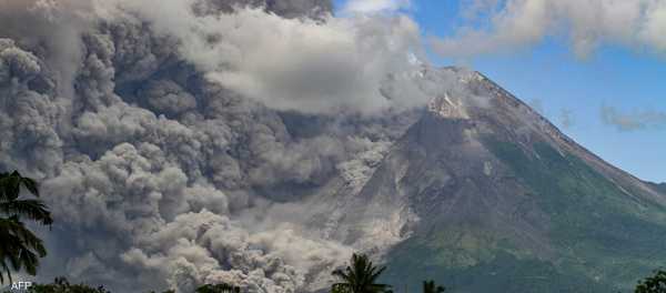 فيديو لبركان يثور في إندونيسيا.. ويطلق سحابة ساخنة