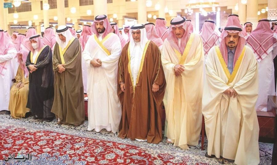 ولي العهـد السعودي الأمير محمد بن سلمان   يؤدي صلاة الميـت علـى الأميرة الجوهرة بنـت عبـدالعـزيز ويشـارك فـي مواراة جثمـانها
