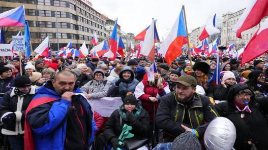 آلاف التشيكيين يتظاهرون ضد الحكومة في براغ