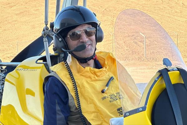 الفايز يخوض تجربة الطيران فوق مدينة العقبة(صور)