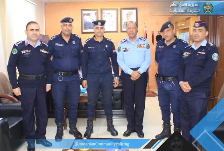 العميد الكساسبة يكرّم طاقم دورية نجدة