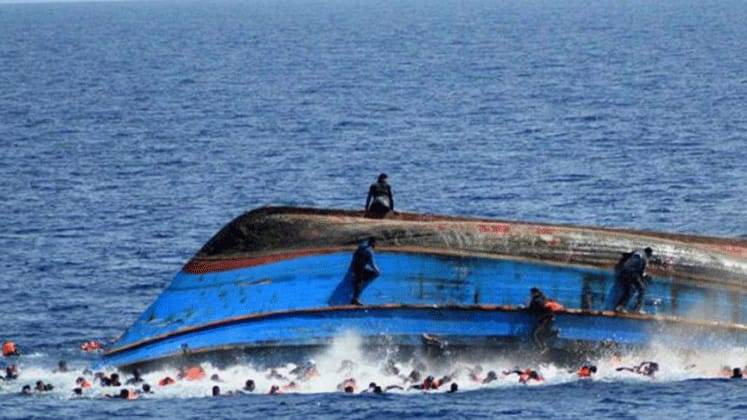 فقدان نحو 30 مهاجراً إثر انقلاب مركب قبالة ليبيا