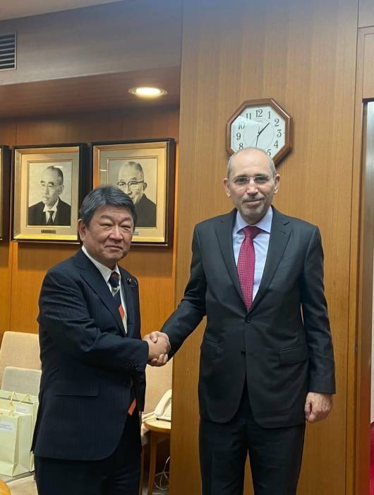 الصفدي يلتقي أمين عام الحزب الحاكم الليبرالي الديمقراطي في اليابان