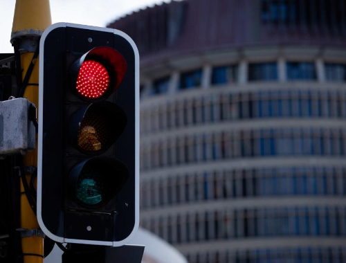 الأردن.. حبس سبعيني لبيعه (علكة) على الإشارات الضوئية