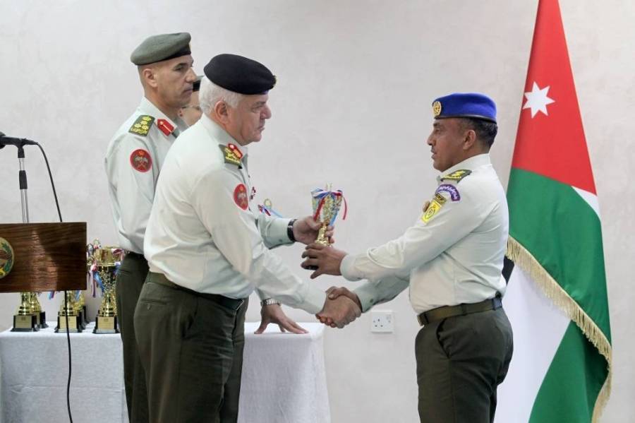 رئيس هيئة الأركان المشتركة يرعى حفل تسليم الكؤوس