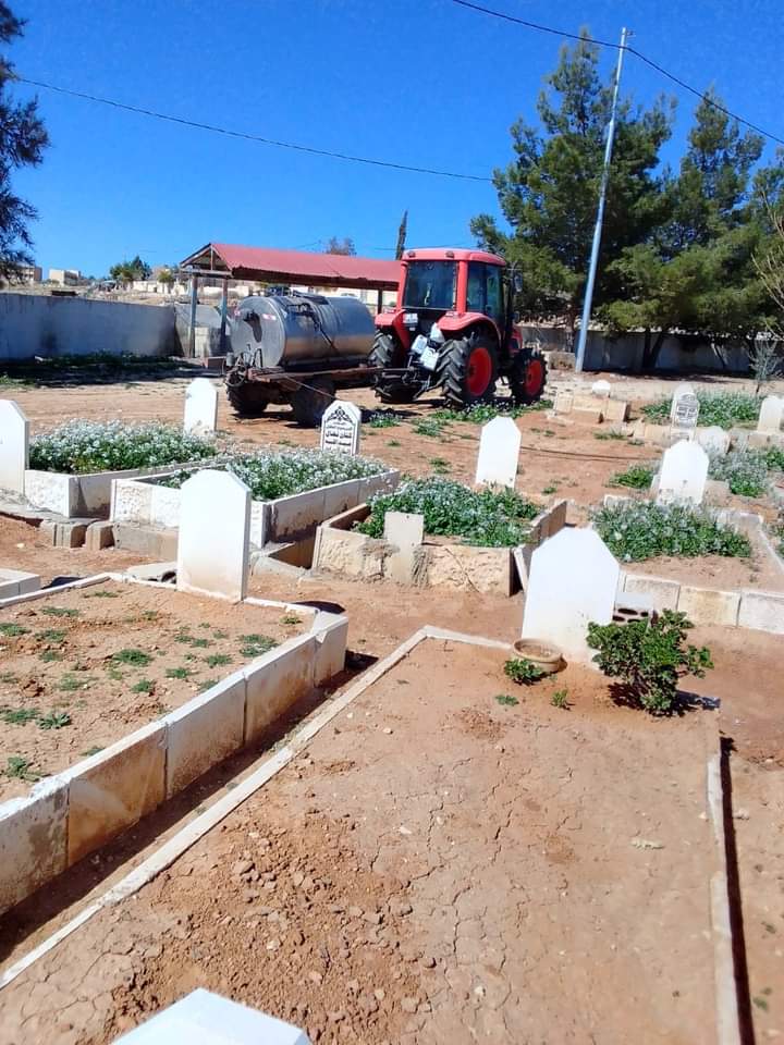 حملة لإنارة المقابر ورشها في مناطق بلدية مادبا الكبرى