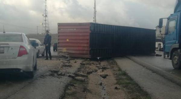 تدهور مركبة شحن كبيرة على طريق العقبة