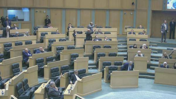 عاجل ..جدل  نيابي حكومي بسبب الاعفاءات الطبية .. وتهديدات بمغادرة القبة