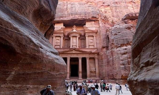 إخلاء البترا من السياح وإيقاف الحركة السياحية
