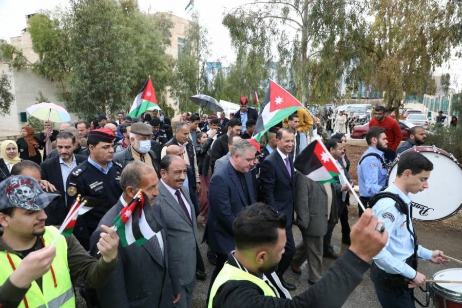 وزير الشباب يشارك بمسيرة “لا للمخدرات.. نعم للحياة” في الزرقاء