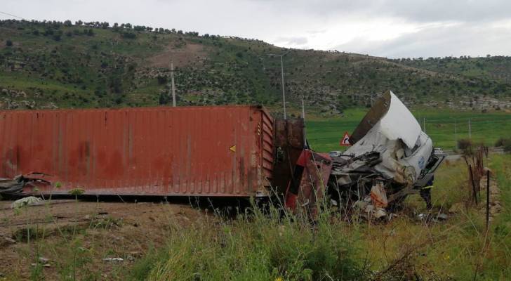 إصابة بتدهور شاحنة على طريق الأغوار في إربد