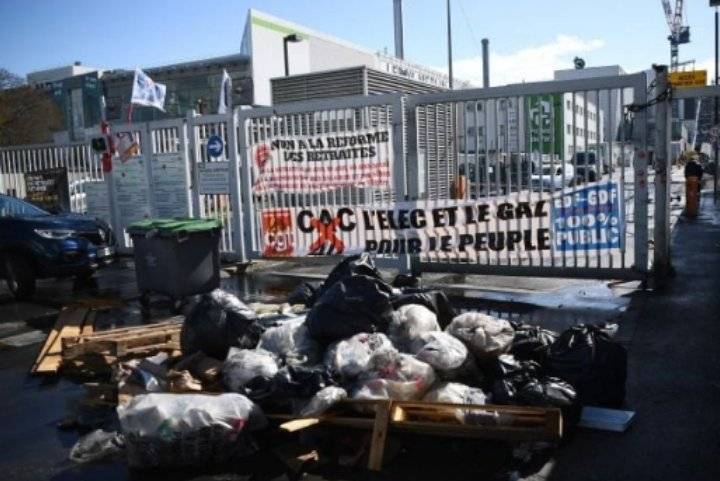 الروائح الكريهة تجتاح العاصمة الفرنسية مع تراكم أكوام القمامة