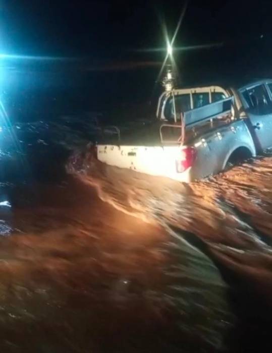 الدفاع المدني ينقذ مواطناً حاصرته السيول في منطقة الديسة..فيديو