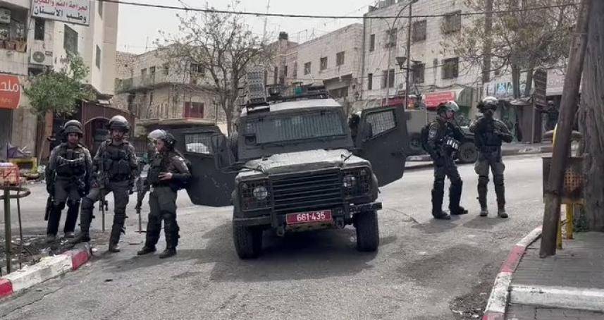 إصابات خلال اقتحام الاحتلال بلدة سعير واعتقالات بمدن أخرى