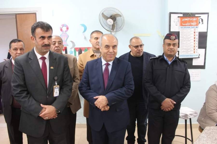 المحافظه يتفقد مدارس مديرية لواءي الطيبة والوسطية
