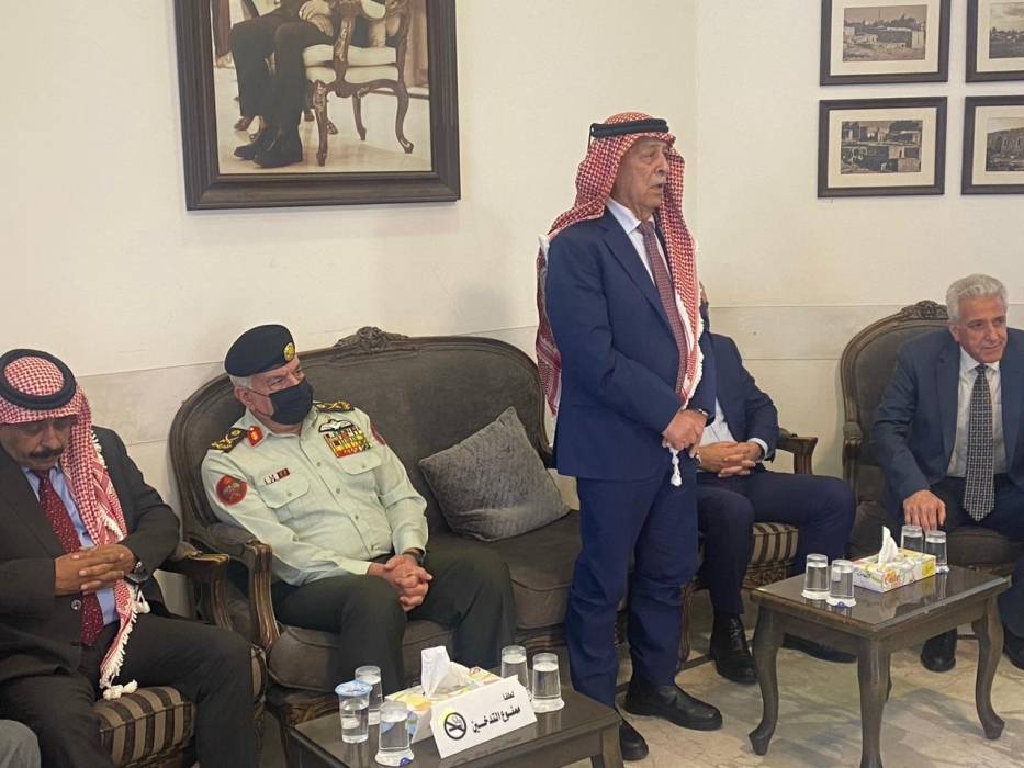 مندوبا عن الملك ...العيسوى يعزي عشيرة الفرجات بوفاة والدة النائب محمود الفرجات